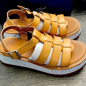 Womens sz 7.5 Universal Thread sandals